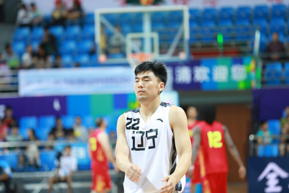 胜利时刻全队围成一圈，怒吼庆祝这场摧枯拉朽的狂胜