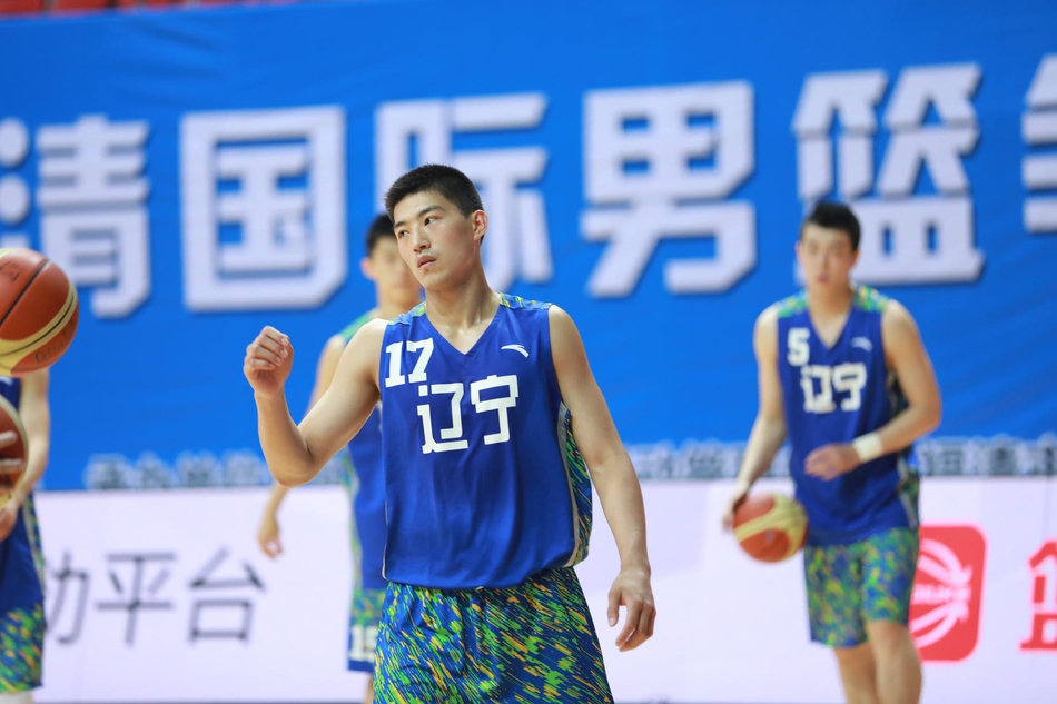 俄罗斯诺沃斯比尔斯克队球员在福清赛场上演惊天逆转后，握拳怒吼宣泄激情