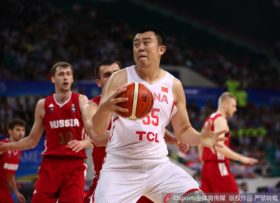 中国男篮蓝队首发五虎神情坚毅踏入战场,天河体育馆内五星红旗随风舞动