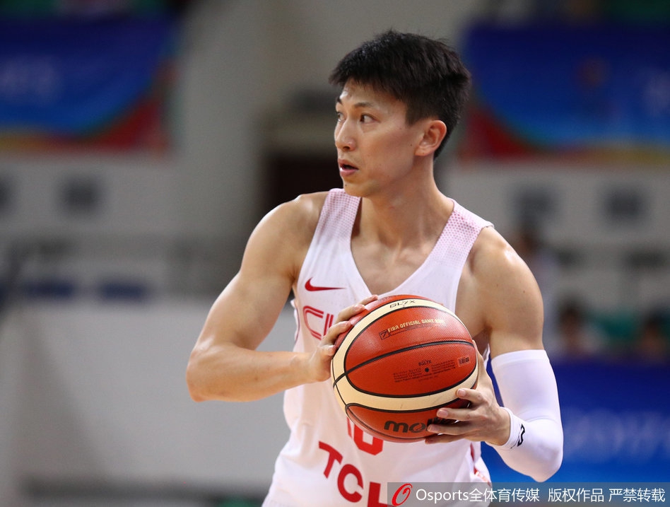 刘晓宇在俄罗斯双人包夹下奋力护球,眼神坚毅寻找队友,场上战况激烈