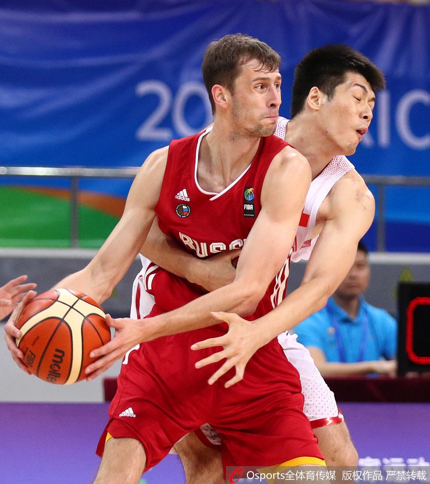 胡金秋在俄罗斯队员头顶摘下进攻篮板,二次进攻动作舒展,充满青春活力