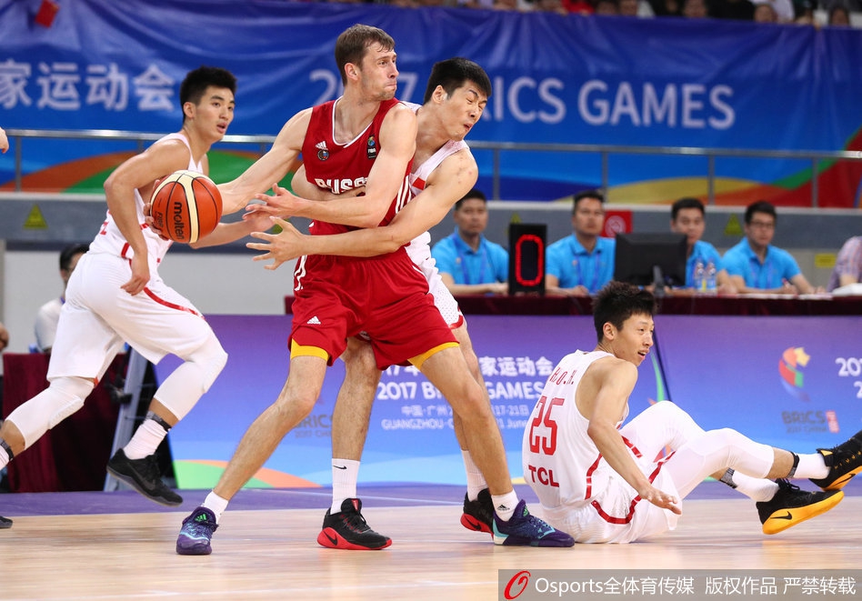 韩德君背身单打俄罗斯防守悍将,凭借强壮身体强行转身,坦克式碾压上篮