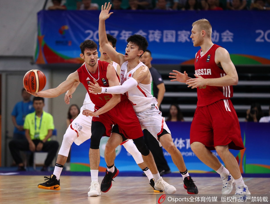 杜锋场边战术指导,双手比划耐心讲解,年轻球员们围拢倾听认真专注