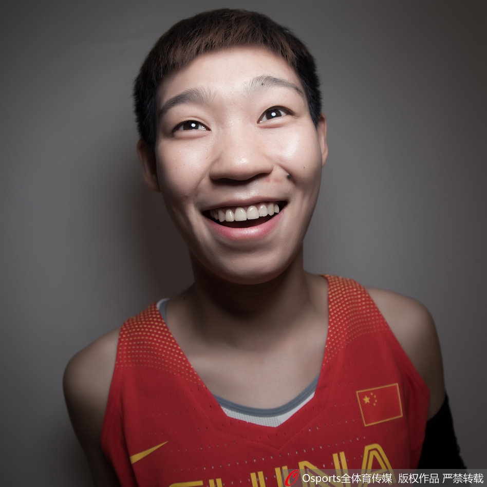 一名队员抱着一个大大的玩偶，却做出一个夸张的惊讶表情，人与玩偶的反差萌令人捧腹。