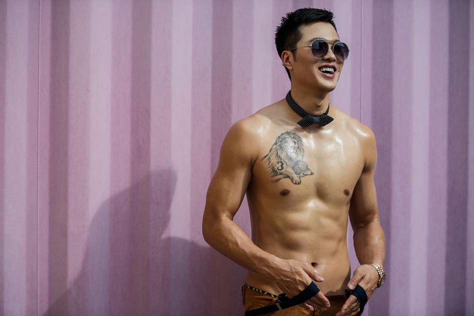 孟铎赤裸上身展示训练成果，胸肌与腹肌线条如同刀刻一般清晰，彰显着顶级运动员的身体美学。