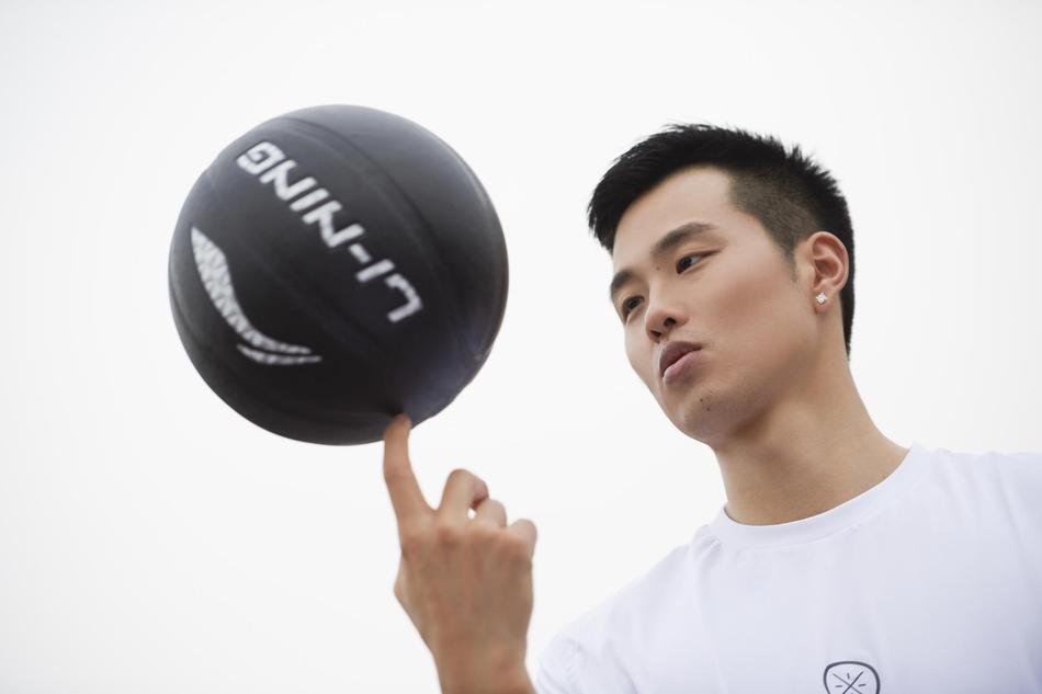 训练结束后的孟铎肌肉充血饱满，在光影的映衬下，他如同蓄势待发的猎豹，力量与速度完美融合。