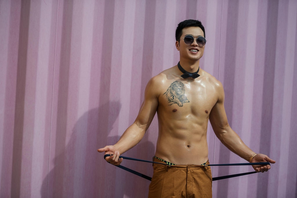 汗水浸透后背，孟铎的背部肌肉线条在灯光下显得格外性感，每一块肌肉都在诉说着训练场上的不懈努力。