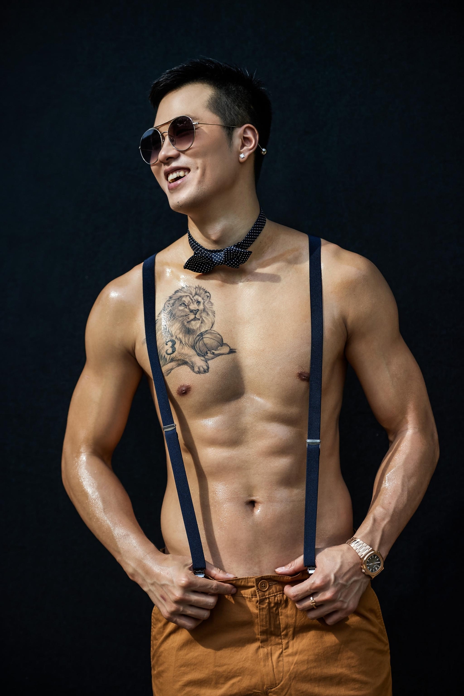 孟铎在力量区进行上肢训练，手臂青筋暴起，肱二头肌充血后展现出惊人的维度，硬汉气息扑面而来。