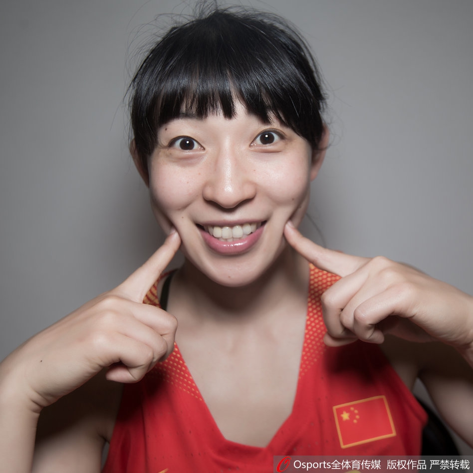 一名队员单手托腮，眼神向上翻看，做出一个夸张的“冷漠”表情，酷劲十足中带着几分俏皮。