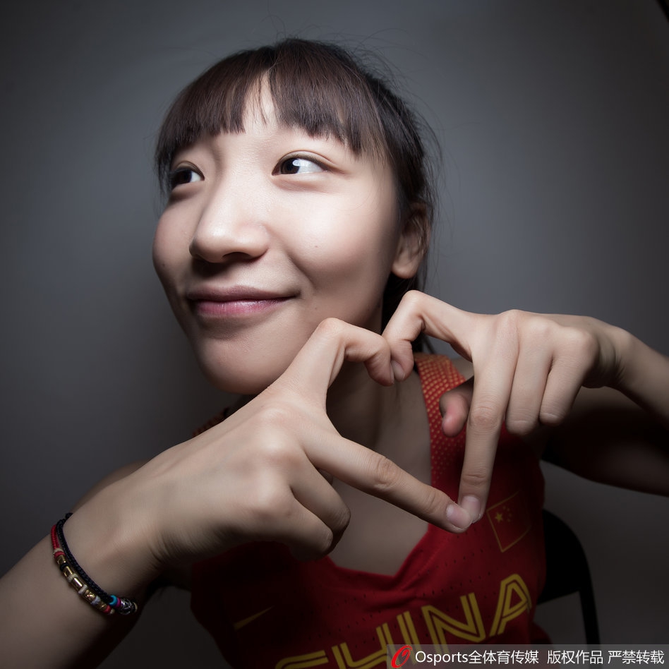 拍摄现场花絮，几名队员正在整理彼此的头发和衣服，准备下一个搞怪姿势，互动充满了温馨与欢乐。