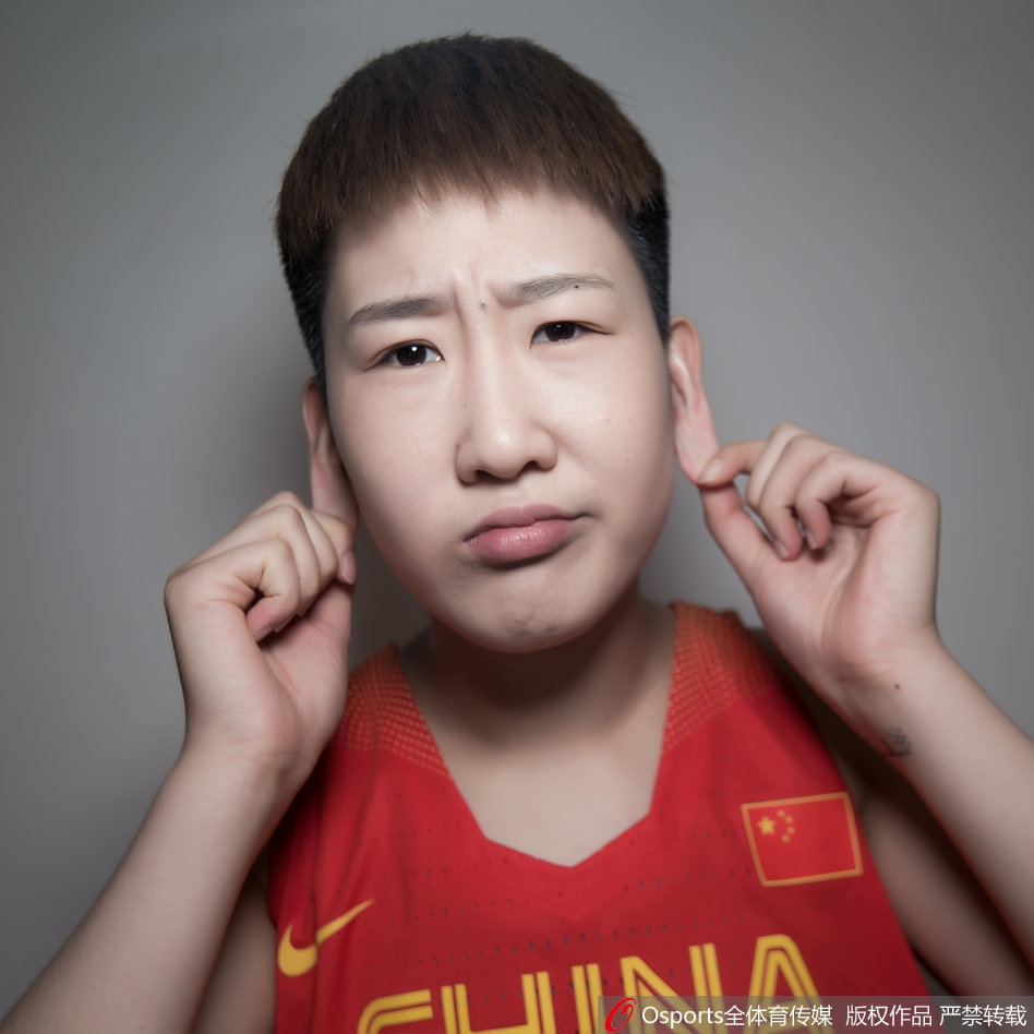 姑娘们集体围在一起，对着镜头做出各种搞怪动作，有人比出剪刀手，有人鼓起腮帮子，场面热闹非凡。