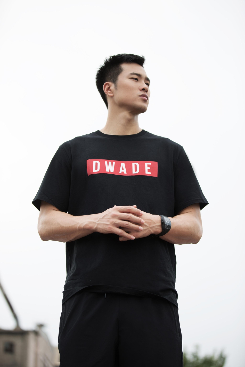 孟铎在健身房挥汗如雨，专注的神情和紧绷的肌肉线条，完美诠释了什么是专注与力量。