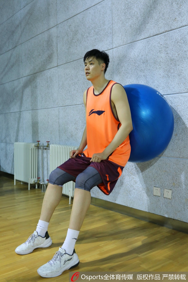 在体能教练的辅助下,贺天举进行着核心力量的强化,每一块隆起的肌肉都诉说着他对重返赛场的渴望