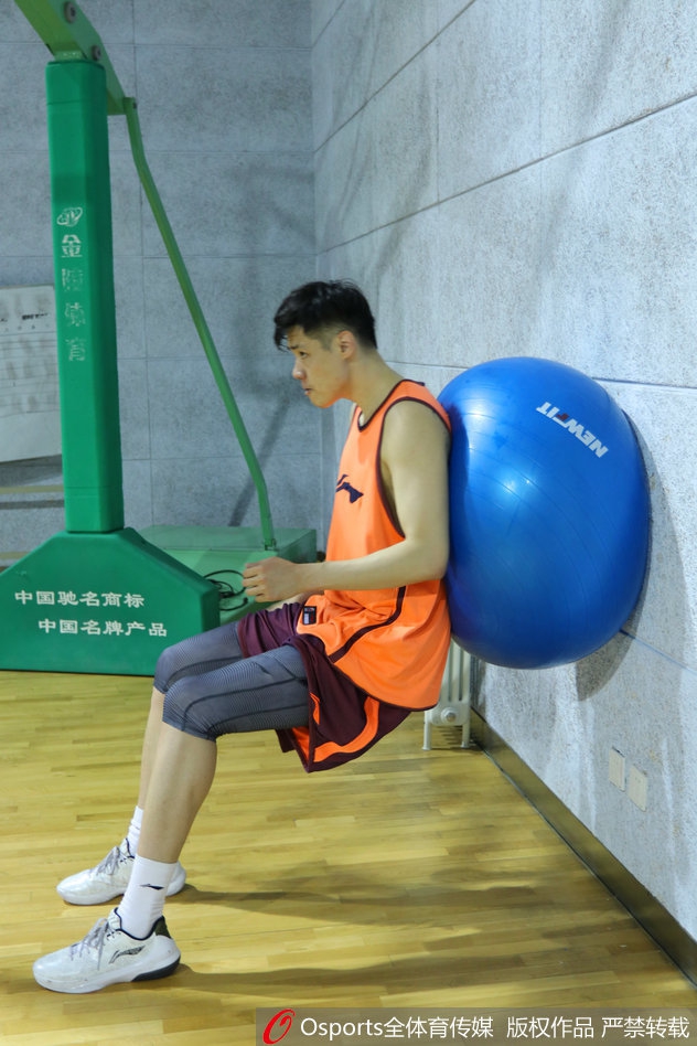 贺天举在训练中高高跃起,仿佛要抓住曾经失去的每一个瞬间,那个曾经飞天遁地的少年正在归来