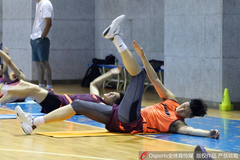 重伤初愈的贺天举,眼神坚定地站在空荡荡的训练馆中,每一次运球都仿佛在向命运宣战