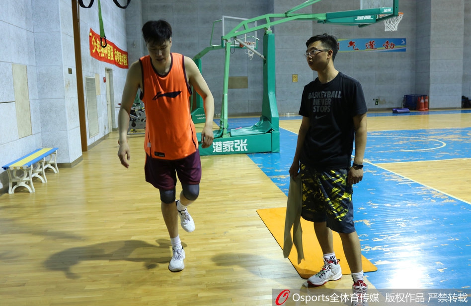 夕阳的余晖洒在贺天举的身上,训练结束后的他显得平静而坚毅,新的征程即将在这片他深爱的球场上开启