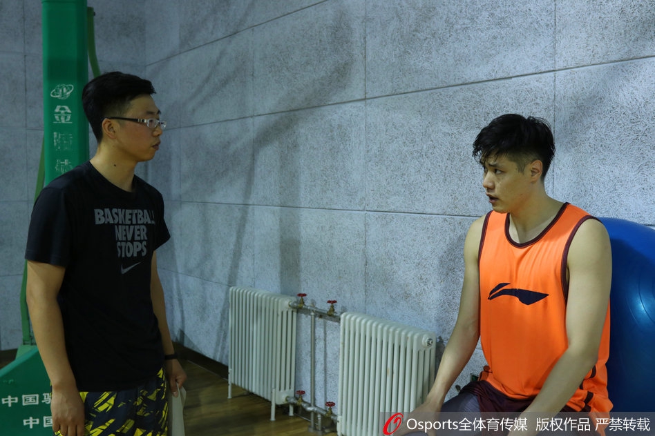 训练场边的贺天举若有所思,目光望向远方,那里不仅有全运会的赛场,更有他魂牵梦绕的冠军梦想