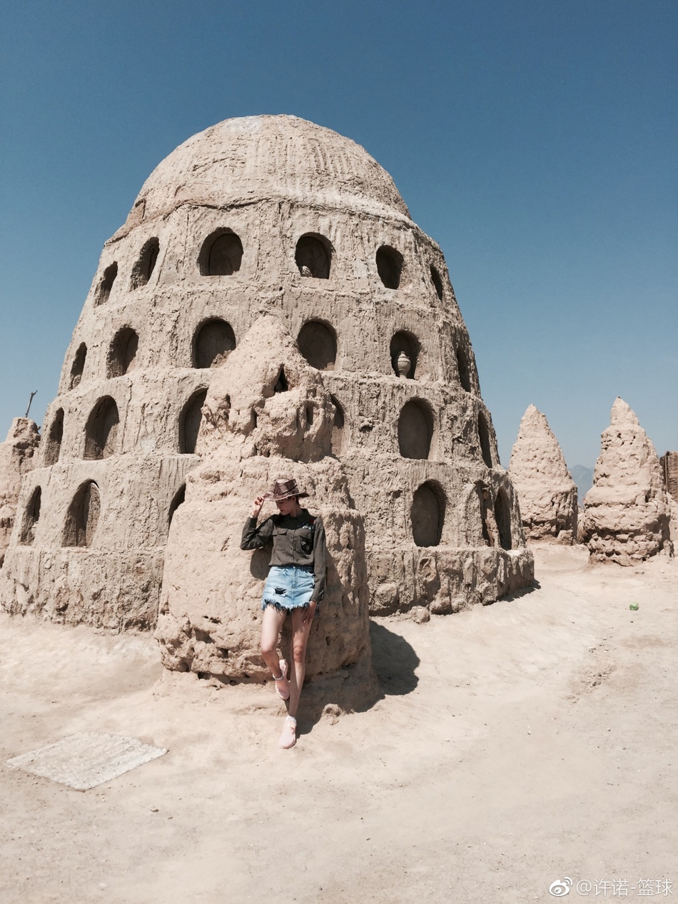 镜头捕捉到许诺在不经意间行走的瞬间，步伐轻盈，长发飘飘。没有刻意摆拍，但这随性的一步，却让那双大长腿的天然优势尽显无遗，仿佛自带风一般的韵律。