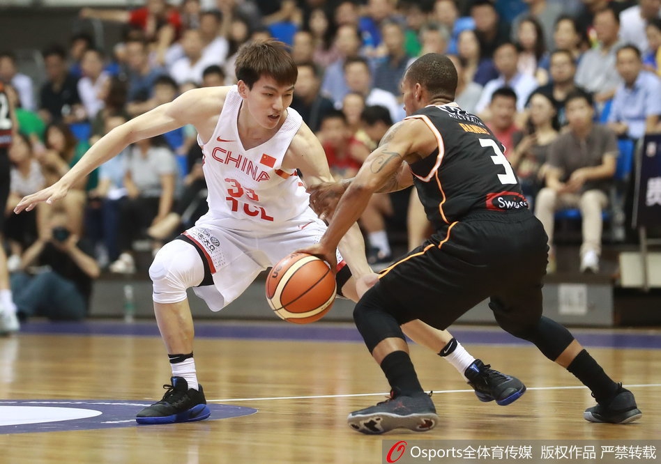 韩德君用庞大的身躯镇守篮下，双手牢牢护住篮板，宛如一堵墙。