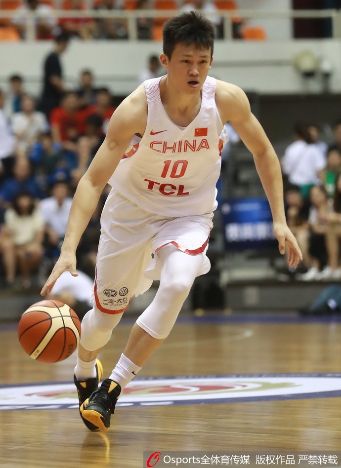 郭艾伦加速突破如一道闪电，防守球员只能望其项背，目送他上篮。