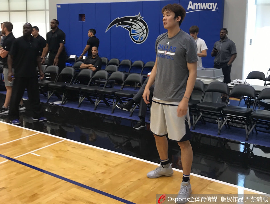 在激烈的篮下对抗中，丁彦雨航高高跃起，如同一架起飞的战斗机，在与对方内线球员的空中博弈中，用指尖触碰到了篮板球，展现了他出色的弹跳和拼抢意识。