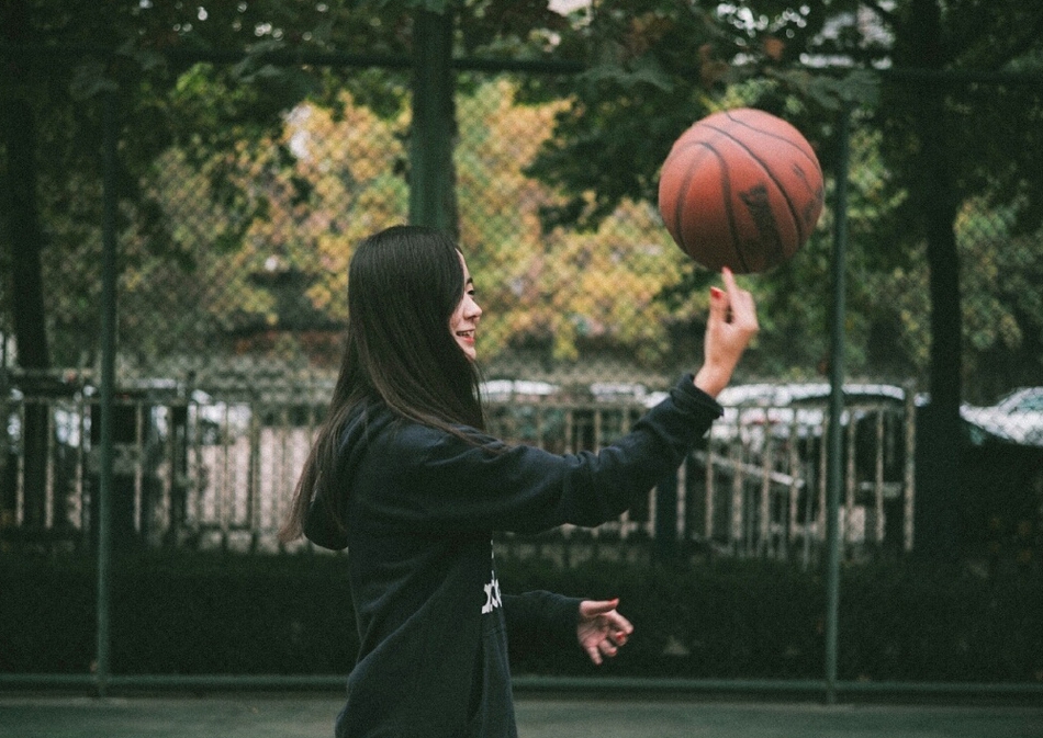 夕阳余晖下,孙夕雨扎着清爽马尾,身穿骑士队球衣,对着镜头露出甜美又自信的微笑,身后是安静的篮球场。