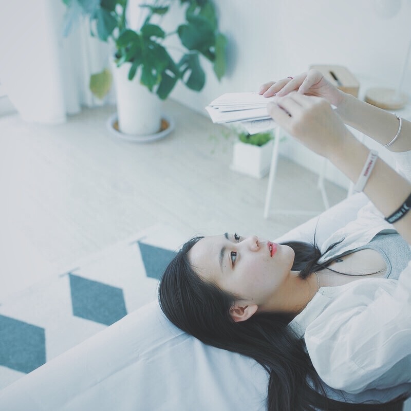 孙夕雨站在黄昏的篮球架下,单手托腮,眼神温柔而坚定,球衣上的号码在柔光中格外显眼。