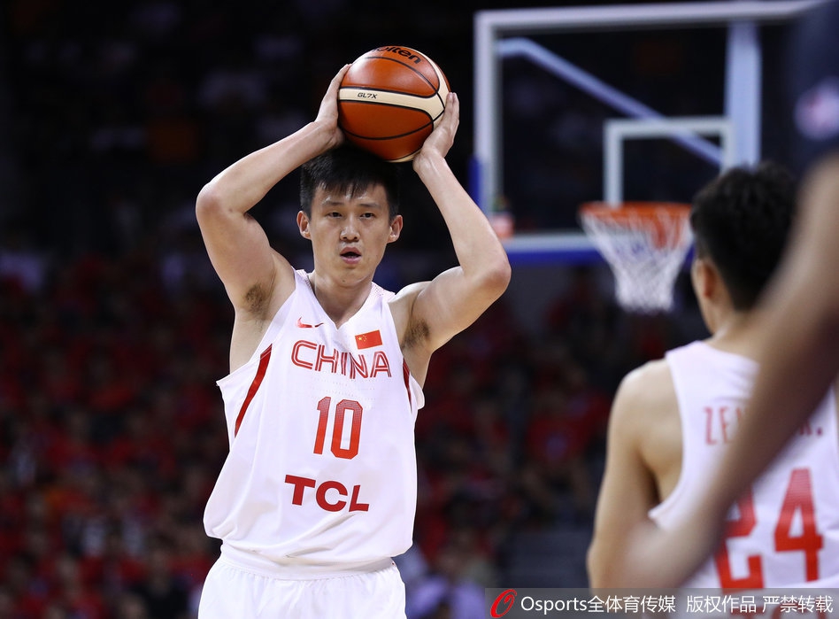 赛后的球场上，落败的郭艾伦表情落寞，汗水湿透了他的球衣，身旁是正在庆祝胜利的澳大利亚队员，这一瞬间的对比写满了竞技体育的残酷与真实。