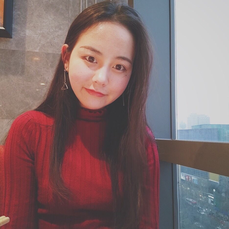 在健身房内,孙夕雨双手抱起一颗大篮球,努力做出夸张的表情,俏皮可爱中带着对篮球发自内心的热爱。