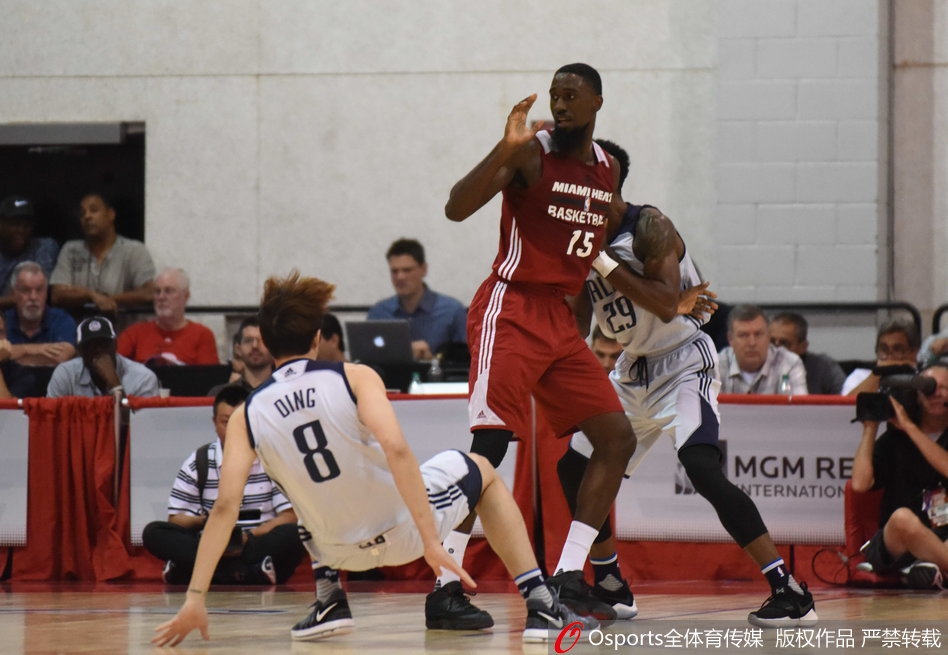 面对高强度的身体对抗,丁彦雨航在拼抢中失去平衡摔倒在地,但他眼中依然紧盯着篮球的方向。