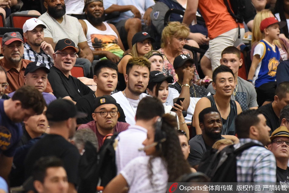 好友睢冉现身看台,神情专注地为丁彦雨航加油,兄弟情深令人动容。