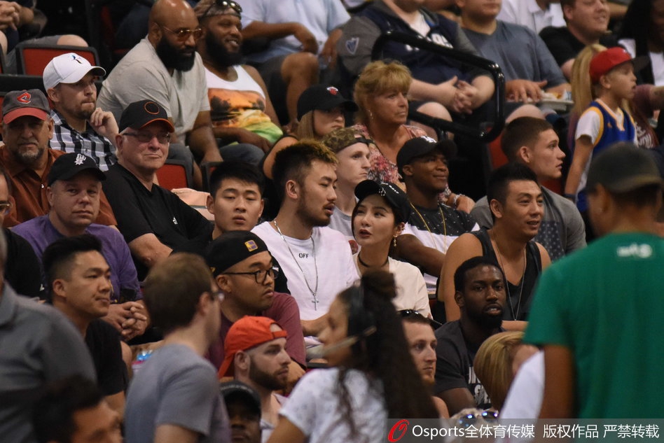 睢冉在现场为丁彦雨航的精彩表现振臂欢呼,仿佛自己也在球场上与兄弟并肩作战。