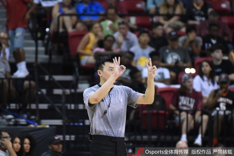 张潇在NBA夏季联赛中果断做出专业判罚手势