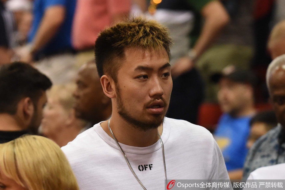 丁彦雨航持球突破,面对热火队的防守悍将毫无惧色,坚决冲击篮筐。