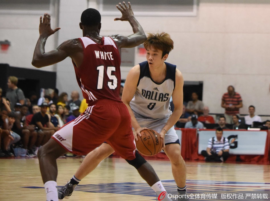 丁彦雨航持球面对防守,眼神坚定,他在场上从一号位防到四号位,展现了全能的身手。