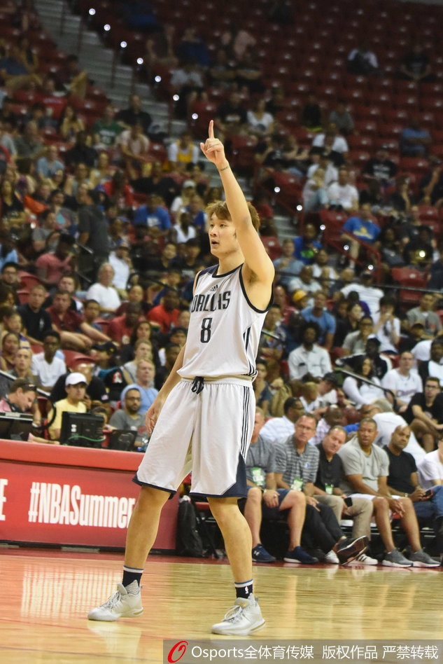 丁彦雨航送出一记精准妙传 助攻队友轻松上分展现中国前锋的细腻一面