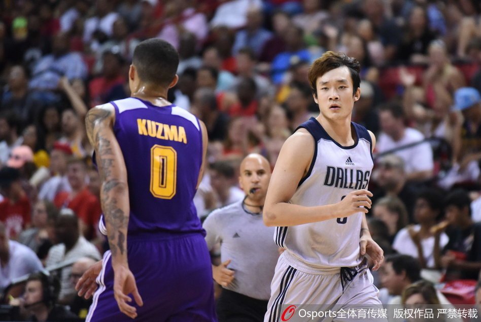 丁彦雨航在夏季联赛半决赛中持球，面对湖人防守球员，眼神坚定，毫无惧色地准备突破。