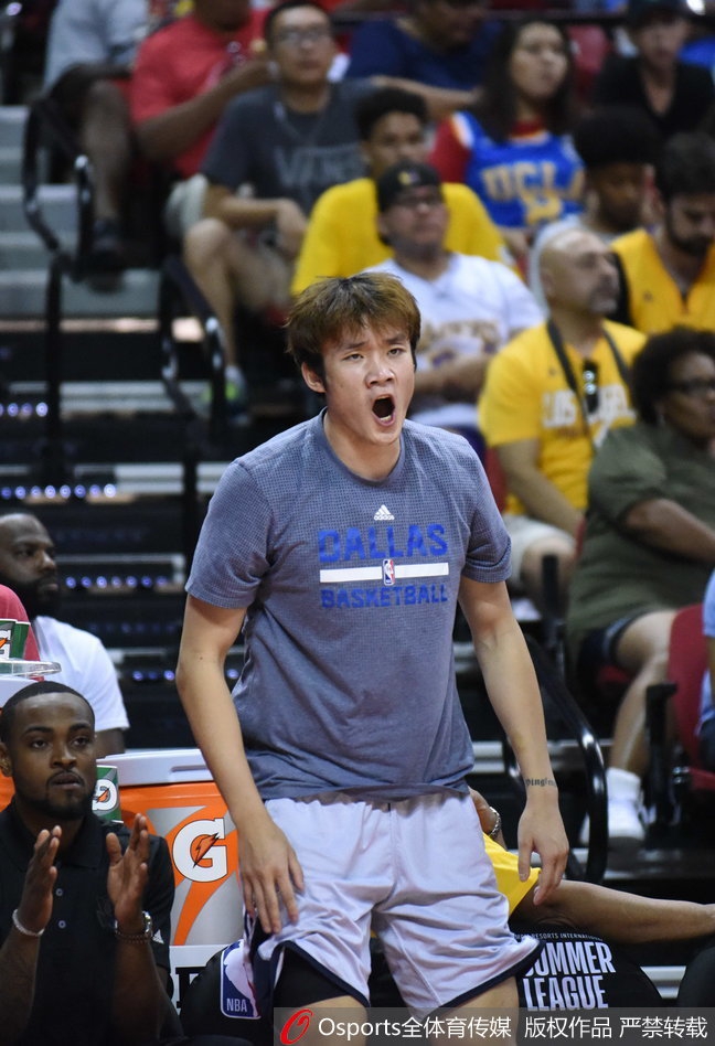 比赛结束后，丁彦雨航与队友交流，表情虽有些许不甘，但眼神中依然透露出对未来征程的坚定与期待。