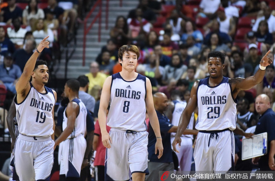 面对湖人队更高大的内线球员，丁彦雨航毫无退缩，在篮下奋力卡位，拼抢篮板球，展现了出色的对抗能力。