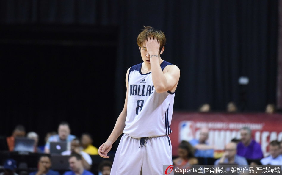 丁彦雨航在快攻中接到队友传球，果断加速起跳上篮，动作舒展，这是他在本场比赛中的唯一一次运动战得分。