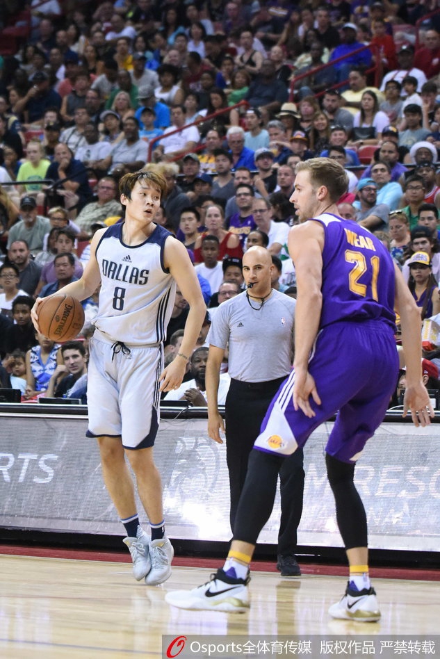 身穿小牛8号球衣的丁彦雨航在赛前热身中练习投篮，神情轻松，肌肉线条分明，充满了力量感。