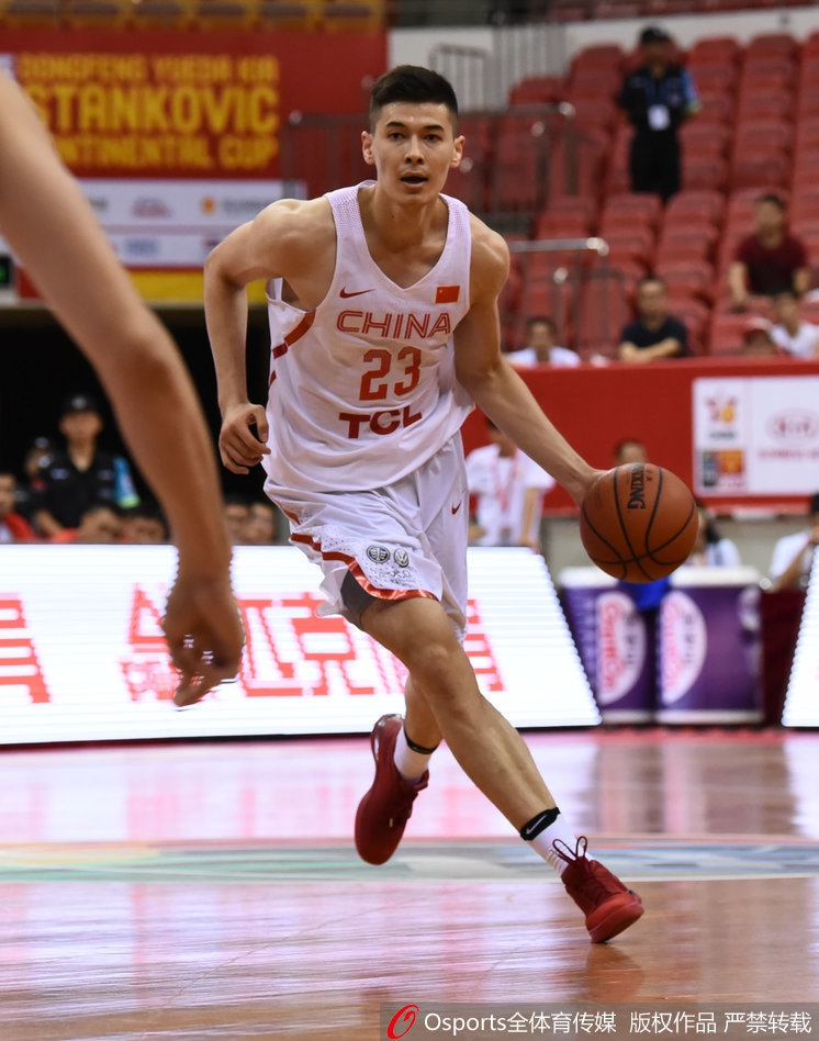 赵睿面对防守球员，压低重心，运球强行突破，眼神坚定地注视着篮筐方向。