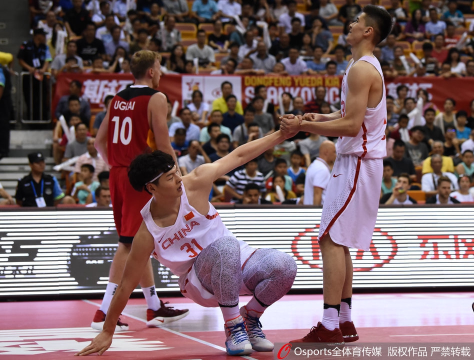 赵继伟在三分线外伸手比出战术手势，张嘴大声呼喊，指挥队友进行落位和挡拆。