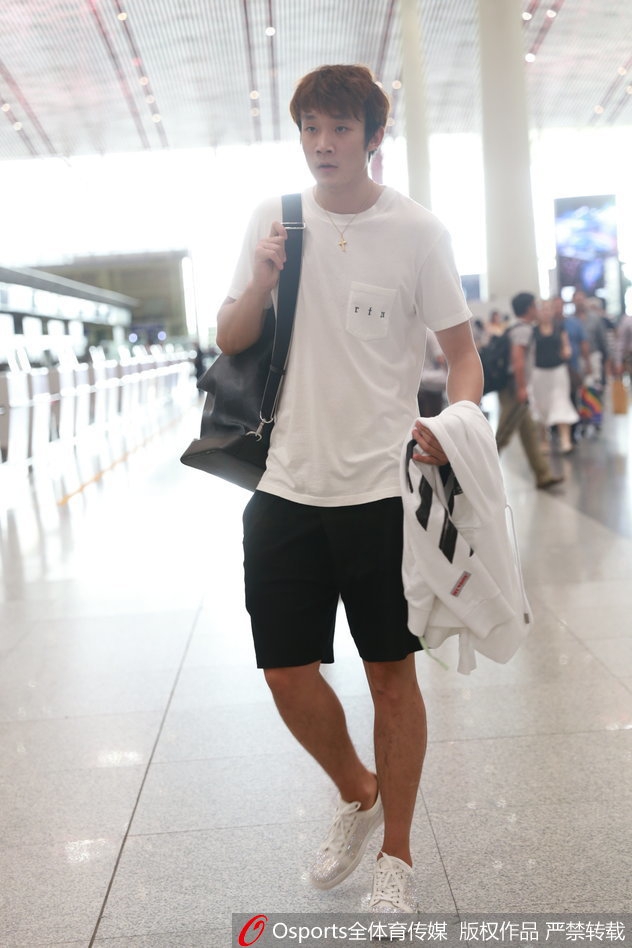 酒店房间内，丁彦雨航将行李放在一边，迫不及待地打开一份刚刚送到的中餐外卖，热气升腾中，他的脸上写满了满足与享受。