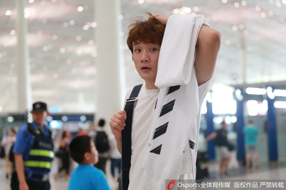 丁彦雨航出现在北京机场，他身穿深色休闲T恤，背着双肩包，独自推着行李箱，神情轻松但眼神中透露出旅途后的些许疲惫。