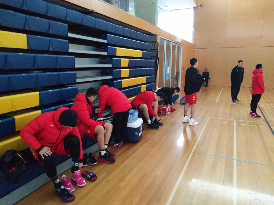 训练结束后，大汗淋漓的球员披上厚实的棉衣准备离场，通红的脸颊与冒着热气的头顶，见证了这一堂在寒冬里的高强度训练课。