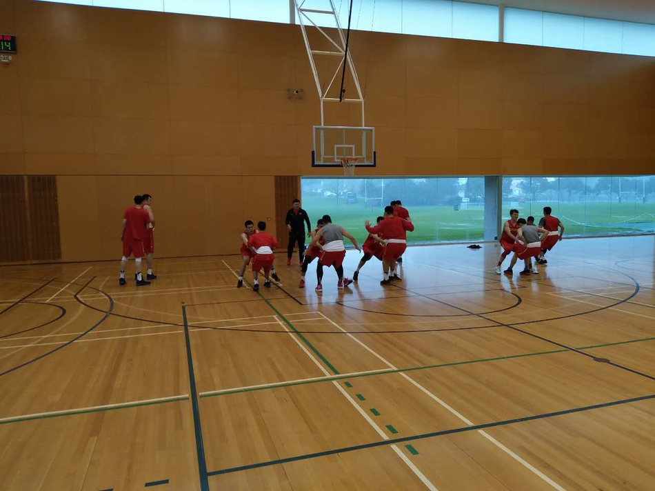 回酒店的大巴上，疲惫的球员将棉服盖在身上沉沉睡去，窗外新西兰的冬日街景飞速掠过，这段穿着棉衣奋斗的记忆已深深印在每个人心中。