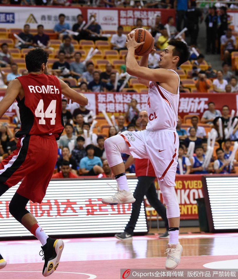 赵继伟如同球队的大脑,一边运球一边高举手臂打出战术手势,指挥着年轻的红队队友们落位跑动。