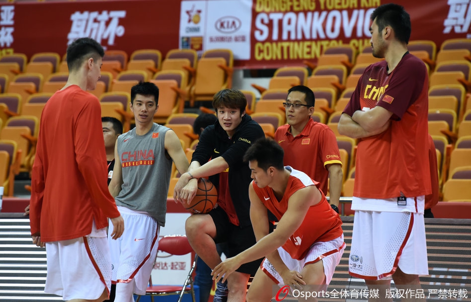 训练场上，周琦轻舒长臂，展示着令人羡慕的防守覆盖面，这记火锅能力正是火箭队看中他的重要原因。