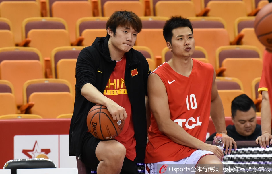 丁彦雨航在训练中表情专注，他刚刚在夏季联赛中展现了敢打敢拼的风采，如今归队训练依旧一丝不苟。